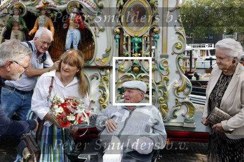 Vlaardingen 17 september 2021
Bas v Toor viert zijn 86e verjaardag . Er is een defile met Bassie en Adriaan auto\'s. Ook de vrouw van Bas , Coby zijn dochter Liesbeth en schoonzoon Evert waren aanwezig.