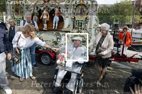Vlaardingen 17 september 2021
Bas v Toor viert zijn 86e verjaardag . Er is een defile met Bassie en Adriaan auto\'s. Ook de vrouw van Bas , Coby zijn dochter Liesbeth en schoonzoon Evert waren aanwezig.