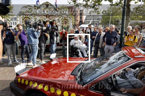 Vlaardingen 17 september 2021
Bas v Toor viert zijn 86e verjaardag . Er is een defile met Bassie en Adriaan auto\'s. Ook de vrouw van Bas , Coby zijn dochter Liesbeth en schoonzoon Evert waren aanwezig.