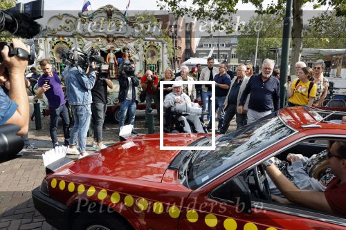 Vlaardingen 17 september 2021
Bas v Toor viert zijn 86e verjaardag . Er is een defile met Bassie en Adriaan auto\'s. Ook de vrouw van Bas , Coby zijn dochter Liesbeth en schoonzoon Evert waren aanwezig.