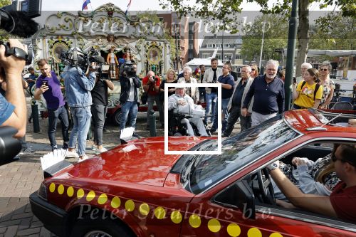 Vlaardingen 17 september 2021
Bas v Toor viert zijn 86e verjaardag . Er is een defile met Bassie en Adriaan auto\'s. Ook de vrouw van Bas , Coby zijn dochter Liesbeth en schoonzoon Evert waren aanwezig.