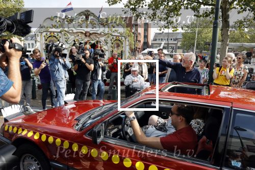 Vlaardingen 17 september 2021
Bas v Toor viert zijn 86e verjaardag . Er is een defile met Bassie en Adriaan auto\'s. Ook de vrouw van Bas , Coby zijn dochter Liesbeth en schoonzoon Evert waren aanwezig.