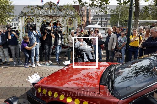 Vlaardingen 17 september 2021
Bas v Toor viert zijn 86e verjaardag . Er is een defile met Bassie en Adriaan auto\'s. Ook de vrouw van Bas , Coby zijn dochter Liesbeth en schoonzoon Evert waren aanwezig.