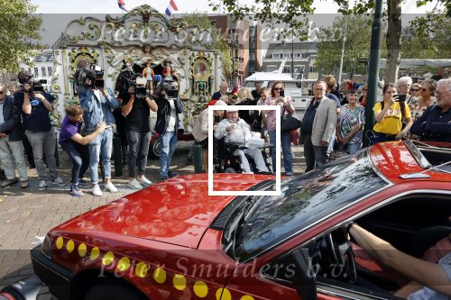 Vlaardingen 17 september 2021
Bas v Toor viert zijn 86e verjaardag . Er is een defile met Bassie en Adriaan auto\'s. Ook de vrouw van Bas , Coby zijn dochter Liesbeth en schoonzoon Evert waren aanwezig.