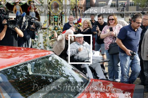 Vlaardingen 17 september 2021
Bas v Toor viert zijn 86e verjaardag . Er is een defile met Bassie en Adriaan auto\'s. Ook de vrouw van Bas , Coby zijn dochter Liesbeth en schoonzoon Evert waren aanwezig.