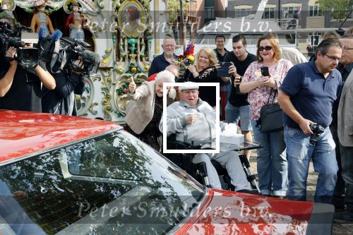 Vlaardingen 17 september 2021
Bas v Toor viert zijn 86e verjaardag . Er is een defile met Bassie en Adriaan auto\'s. Ook de vrouw van Bas , Coby zijn dochter Liesbeth en schoonzoon Evert waren aanwezig.