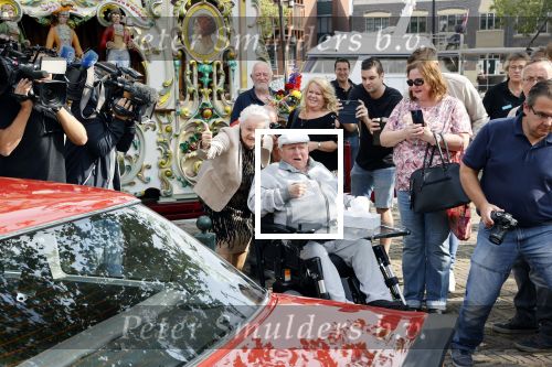 Vlaardingen 17 september 2021
Bas v Toor viert zijn 86e verjaardag . Er is een defile met Bassie en Adriaan auto\'s. Ook de vrouw van Bas , Coby zijn dochter Liesbeth en schoonzoon Evert waren aanwezig.