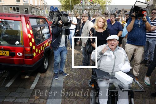 Vlaardingen 17 september 2021
Bas v Toor viert zijn 86e verjaardag . Er is een defile met Bassie en Adriaan auto\'s. Ook de vrouw van Bas , Coby zijn dochter Liesbeth en schoonzoon Evert waren aanwezig.