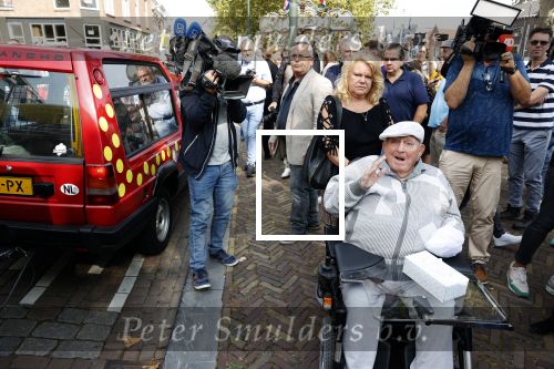 Vlaardingen 17 september 2021
Bas v Toor viert zijn 86e verjaardag . Er is een defile met Bassie en Adriaan auto\'s. Ook de vrouw van Bas , Coby zijn dochter Liesbeth en schoonzoon Evert waren aanwezig.