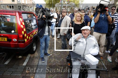 Vlaardingen 17 september 2021
Bas v Toor viert zijn 86e verjaardag . Er is een defile met Bassie en Adriaan auto\'s. Ook de vrouw van Bas , Coby zijn dochter Liesbeth en schoonzoon Evert waren aanwezig.