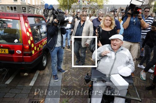 Vlaardingen 17 september 2021
Bas v Toor viert zijn 86e verjaardag . Er is een defile met Bassie en Adriaan auto\'s. Ook de vrouw van Bas , Coby zijn dochter Liesbeth en schoonzoon Evert waren aanwezig.