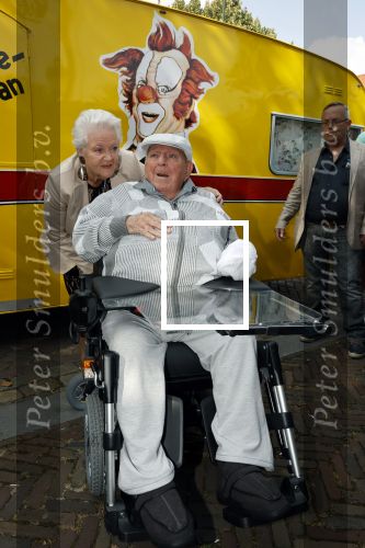 Vlaardingen 17 september 2021
Bas v Toor viert zijn 86e verjaardag . Er is een defile met Bassie en Adriaan auto\'s. Ook de vrouw van Bas , Coby zijn dochter Liesbeth en schoonzoon Evert waren aanwezig.