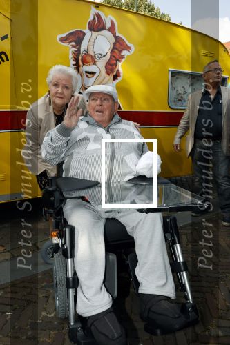 Vlaardingen 17 september 2021
Bas v Toor viert zijn 86e verjaardag . Er is een defile met Bassie en Adriaan auto\'s. Ook de vrouw van Bas , Coby zijn dochter Liesbeth en schoonzoon Evert waren aanwezig.