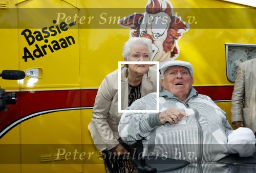 Vlaardingen 17 september 2021
Bas v Toor viert zijn 86e verjaardag . Er is een defile met Bassie en Adriaan auto\'s. Ook de vrouw van Bas , Coby zijn dochter Liesbeth en schoonzoon Evert waren aanwezig.