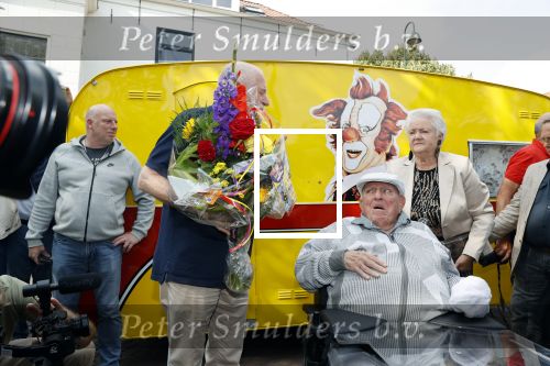Vlaardingen 17 september 2021
Bas v Toor viert zijn 86e verjaardag . Er is een defile met Bassie en Adriaan auto\'s. Ook de vrouw van Bas , Coby zijn dochter Liesbeth en schoonzoon Evert waren aanwezig.