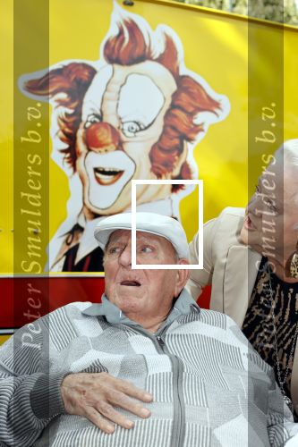 Vlaardingen 17 september 2021
Bas v Toor viert zijn 86e verjaardag . Er is een defile met Bassie en Adriaan auto\'s. Ook de vrouw van Bas , Coby zijn dochter Liesbeth en schoonzoon Evert waren aanwezig.