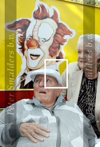 Vlaardingen 17 september 2021
Bas v Toor viert zijn 86e verjaardag . Er is een defile met Bassie en Adriaan auto\'s. Ook de vrouw van Bas , Coby zijn dochter Liesbeth en schoonzoon Evert waren aanwezig.