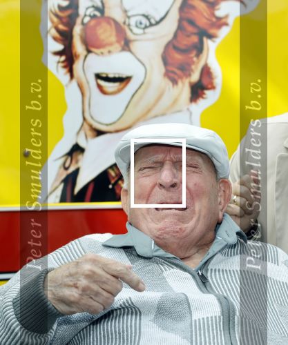 Vlaardingen 17 september 2021
Bas v Toor viert zijn 86e verjaardag . Er is een defile met Bassie en Adriaan auto\'s. Ook de vrouw van Bas , Coby zijn dochter Liesbeth en schoonzoon Evert waren aanwezig.