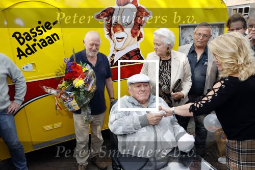 Vlaardingen 17 september 2021
Bas v Toor viert zijn 86e verjaardag . Er is een defile met Bassie en Adriaan auto\'s. Ook de vrouw van Bas , Coby zijn dochter Liesbeth en schoonzoon Evert waren aanwezig.