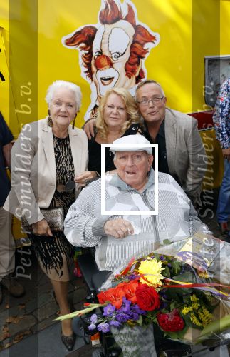 Vlaardingen 17 september 2021
Bas v Toor viert zijn 86e verjaardag . Er is een defile met Bassie en Adriaan auto\'s. Ook de vrouw van Bas , Coby zijn dochter Liesbeth en schoonzoon Evert waren aanwezig.