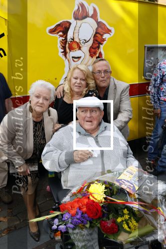 Vlaardingen 17 september 2021
Bas v Toor viert zijn 86e verjaardag . Er is een defile met Bassie en Adriaan auto\'s. Ook de vrouw van Bas , Coby zijn dochter Liesbeth en schoonzoon Evert waren aanwezig.