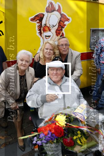 Vlaardingen 17 september 2021
Bas v Toor viert zijn 86e verjaardag . Er is een defile met Bassie en Adriaan auto\'s. Ook de vrouw van Bas , Coby zijn dochter Liesbeth en schoonzoon Evert waren aanwezig.
