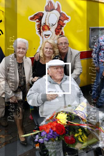 Vlaardingen 17 september 2021
Bas v Toor viert zijn 86e verjaardag . Er is een defile met Bassie en Adriaan auto\'s. Ook de vrouw van Bas , Coby zijn dochter Liesbeth en schoonzoon Evert waren aanwezig.