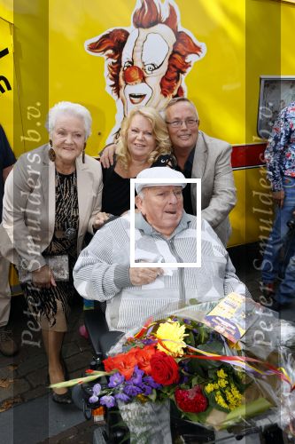 Vlaardingen 17 september 2021
Bas v Toor viert zijn 86e verjaardag . Er is een defile met Bassie en Adriaan auto\'s. Ook de vrouw van Bas , Coby zijn dochter Liesbeth en schoonzoon Evert waren aanwezig.