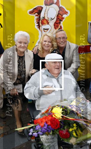 Vlaardingen 17 september 2021
Bas v Toor viert zijn 86e verjaardag . Er is een defile met Bassie en Adriaan auto\'s. Ook de vrouw van Bas , Coby zijn dochter Liesbeth en schoonzoon Evert waren aanwezig.