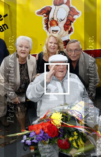 Vlaardingen 17 september 2021
Bas v Toor viert zijn 86e verjaardag . Er is een defile met Bassie en Adriaan auto\'s. Ook de vrouw van Bas , Coby zijn dochter Liesbeth en schoonzoon Evert waren aanwezig.