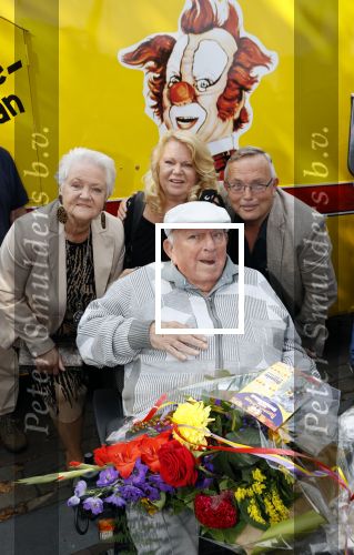 Vlaardingen 17 september 2021
Bas v Toor viert zijn 86e verjaardag . Er is een defile met Bassie en Adriaan auto\'s. Ook de vrouw van Bas , Coby zijn dochter Liesbeth en schoonzoon Evert waren aanwezig.