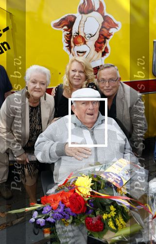 Vlaardingen 17 september 2021
Bas v Toor viert zijn 86e verjaardag . Er is een defile met Bassie en Adriaan auto\'s. Ook de vrouw van Bas , Coby zijn dochter Liesbeth en schoonzoon Evert waren aanwezig.