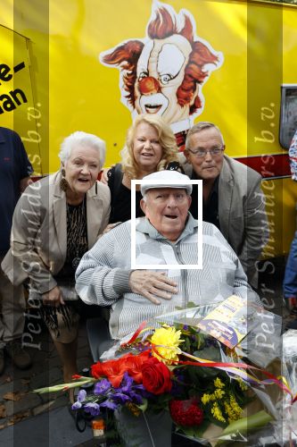 Vlaardingen 17 september 2021
Bas v Toor viert zijn 86e verjaardag . Er is een defile met Bassie en Adriaan auto\'s. Ook de vrouw van Bas , Coby zijn dochter Liesbeth en schoonzoon Evert waren aanwezig.