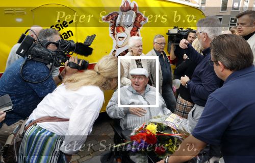 Vlaardingen 17 september 2021
Bas v Toor viert zijn 86e verjaardag . Er is een defile met Bassie en Adriaan auto\'s. Ook de vrouw van Bas , Coby zijn dochter Liesbeth en schoonzoon Evert waren aanwezig.