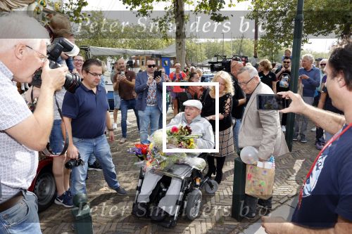 Vlaardingen 17 september 2021
Bas v Toor viert zijn 86e verjaardag . Er is een defile met Bassie en Adriaan auto\'s. Ook de vrouw van Bas , Coby zijn dochter Liesbeth en schoonzoon Evert waren aanwezig.