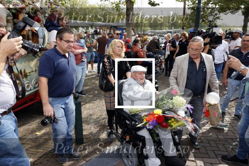 Vlaardingen 17 september 2021
Bas v Toor viert zijn 86e verjaardag . Er is een defile met Bassie en Adriaan auto\'s. Ook de vrouw van Bas , Coby zijn dochter Liesbeth en schoonzoon Evert waren aanwezig.