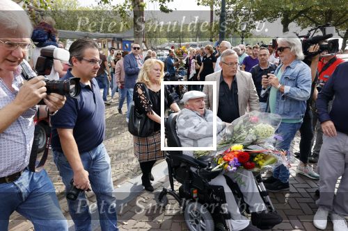 Vlaardingen 17 september 2021
Bas v Toor viert zijn 86e verjaardag . Er is een defile met Bassie en Adriaan auto\'s. Ook de vrouw van Bas , Coby zijn dochter Liesbeth en schoonzoon Evert waren aanwezig.