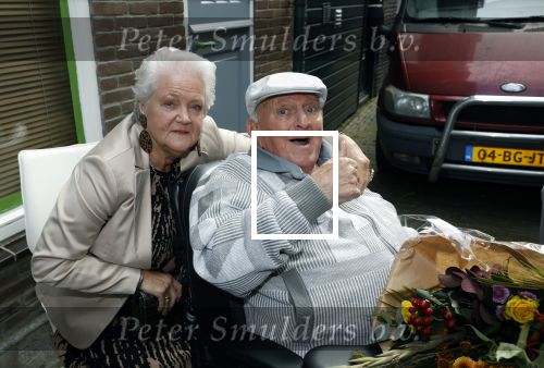 Vlaardingen 17 september 2021
Bas v Toor viert zijn 86e verjaardag . Er is een defile met Bassie en Adriaan auto\'s. Ook de vrouw van Bas , Coby zijn dochter Liesbeth en schoonzoon Evert waren aanwezig.