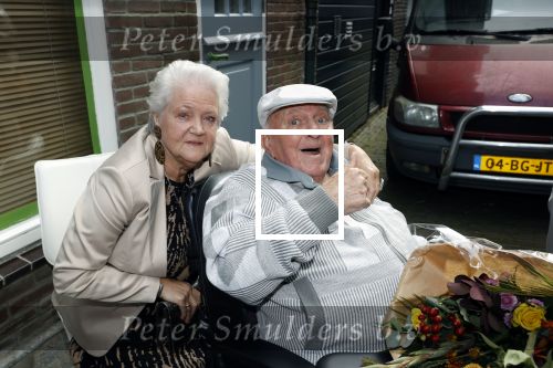 Vlaardingen 17 september 2021
Bas v Toor viert zijn 86e verjaardag . Er is een defile met Bassie en Adriaan auto\'s. Ook de vrouw van Bas , Coby zijn dochter Liesbeth en schoonzoon Evert waren aanwezig.