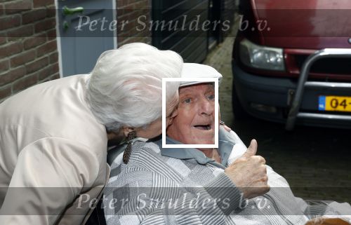 Vlaardingen 17 september 2021
Bas v Toor viert zijn 86e verjaardag . Er is een defile met Bassie en Adriaan auto\'s. Ook de vrouw van Bas , Coby zijn dochter Liesbeth en schoonzoon Evert waren aanwezig.