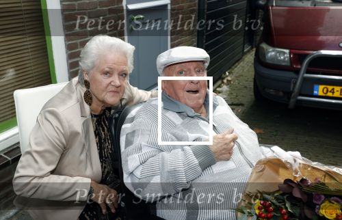 Vlaardingen 17 september 2021
Bas v Toor viert zijn 86e verjaardag . Er is een defile met Bassie en Adriaan auto\'s. Ook de vrouw van Bas , Coby zijn dochter Liesbeth en schoonzoon Evert waren aanwezig.