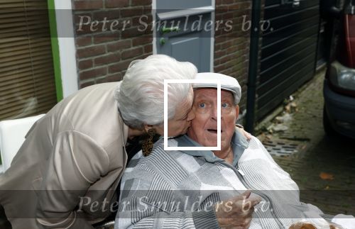 Vlaardingen 17 september 2021
Bas v Toor viert zijn 86e verjaardag . Er is een defile met Bassie en Adriaan auto\'s. Ook de vrouw van Bas , Coby zijn dochter Liesbeth en schoonzoon Evert waren aanwezig.