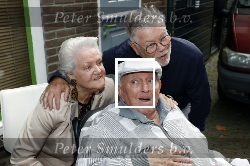 Vlaardingen 17 september 2021
Bas v Toor viert zijn 86e verjaardag . Er is een defile met Bassie en Adriaan auto\'s. Ook de vrouw van Bas , Coby zijn dochter Liesbeth en schoonzoon Evert waren aanwezig.