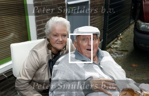Vlaardingen 17 september 2021
Bas v Toor viert zijn 86e verjaardag . Er is een defile met Bassie en Adriaan auto\'s. Ook de vrouw van Bas , Coby zijn dochter Liesbeth en schoonzoon Evert waren aanwezig.