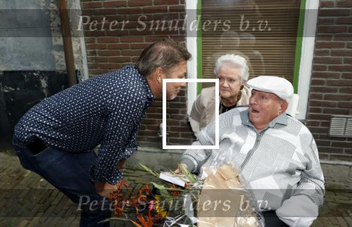 Vlaardingen 17 september 2021
Bas v Toor viert zijn 86e verjaardag . Er is een defile met Bassie en Adriaan auto\'s. Ook de vrouw van Bas , Coby zijn dochter Liesbeth en schoonzoon Evert waren aanwezig. Bas en sander de Kramer