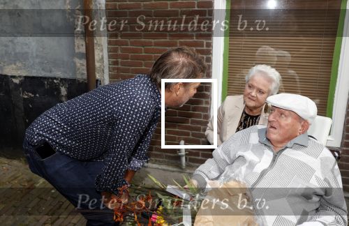 Vlaardingen 17 september 2021
Bas v Toor viert zijn 86e verjaardag . Er is een defile met Bassie en Adriaan auto\'s. Ook de vrouw van Bas , Coby zijn dochter Liesbeth en schoonzoon Evert waren aanwezig. Bas en sander de Kramer
