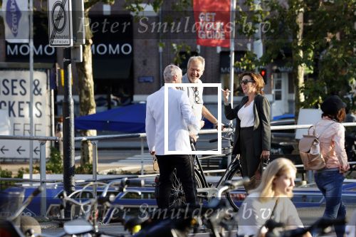 Amsterdam 16 september 2021
Bert Kuizenga en zijn vrouw in gesprek met Manuel Broekman .