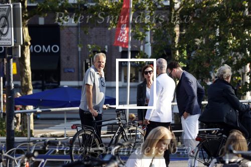 Amsterdam 16 september 2021
Bert Kuizenga en zijn vrouw in gesprek met Manuel Broekman .