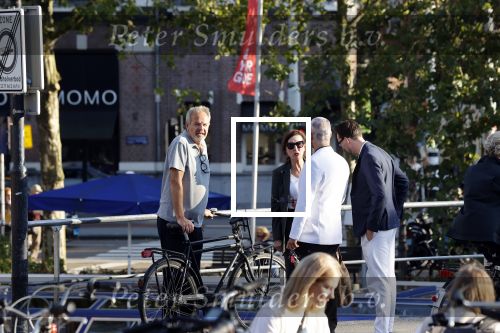 Amsterdam 16 september 2021
Bert Kuizenga en zijn vrouw in gesprek met Manuel Broekman .