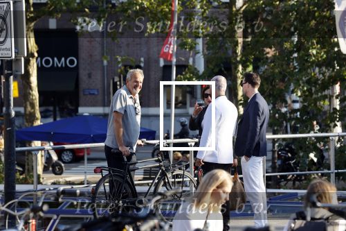 Amsterdam 16 september 2021
Bert Kuizenga en zijn vrouw in gesprek met Manuel Broekman .
